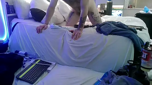 Luv2SuckBWC92's cam snapshot