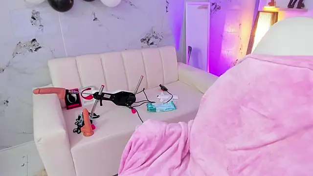 Lucy_Strong's cam snapshot