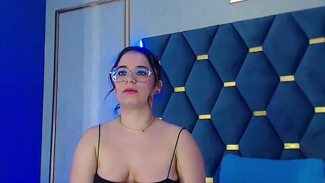 ThaniaJones live sex cam