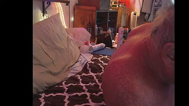 Pussyeat2please's cam snapshot