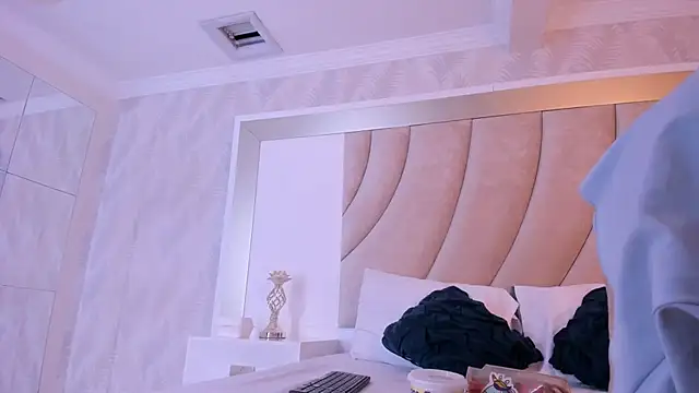 MiaBigBust's web cam