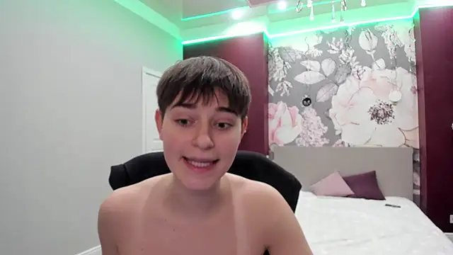 EmiliaYours's cam snapshot