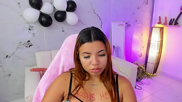 Lucy_Strong's cam snapshot