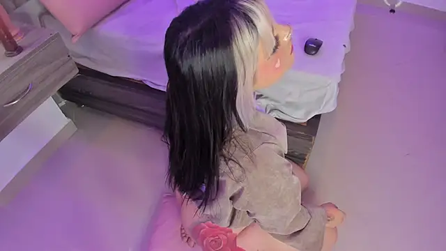 Charlotte_Myers's cam snapshot