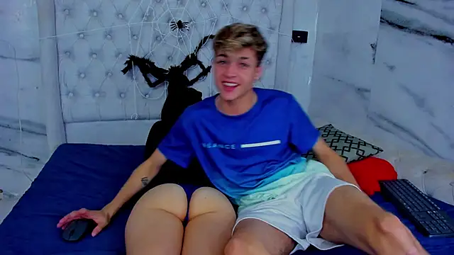 Ari_and_Storm's cam snapshot