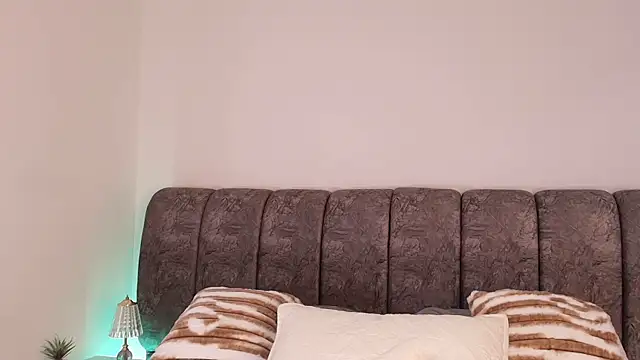 naia_blessed live sex cam