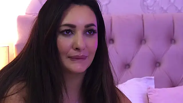 YaaraCollins live sex cam