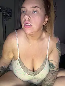 CurvyGirlMyla's cam snapshot