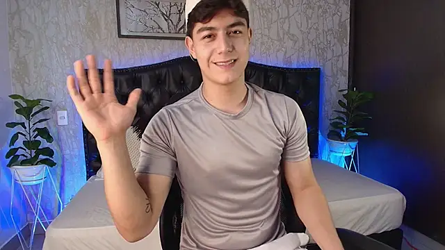 MaxxiCruz live sex cam