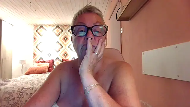 Mystery-Grandmother's cam snapshot