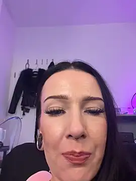 Trixie-Tainted live sex cam