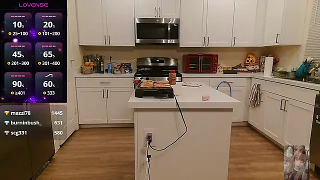 Blondiewithanass live sex cam