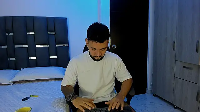 noah_corvelle's cam snapshot