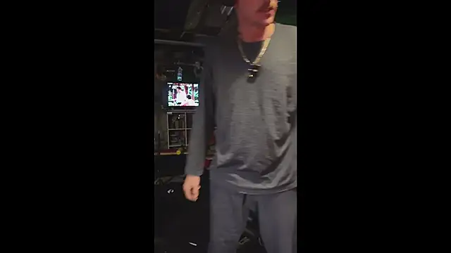 AverageMaleJay live sex cam