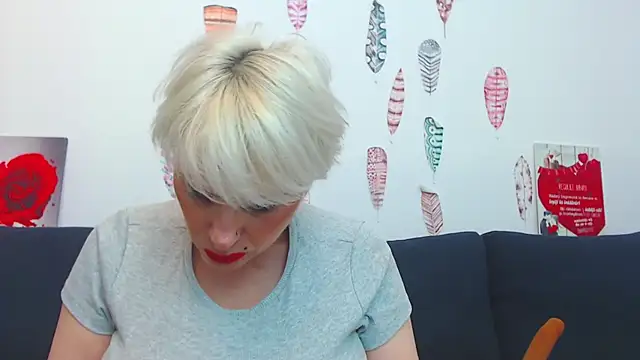 Playful_Goldie_'s cam snapshot