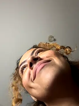 Chloe_Leaozinho's cam snapshot