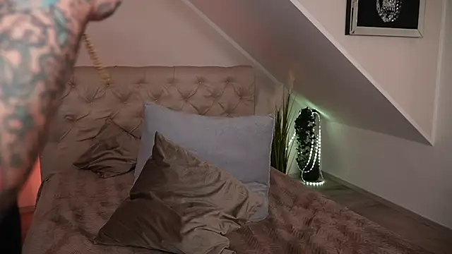 hotmilfbitch live sex cam