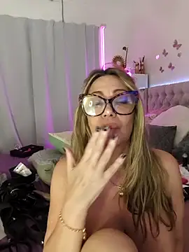 lolavalecuatro live sex cam