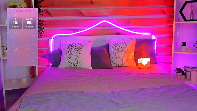 Laura_Ellinss's cam snapshot