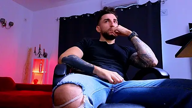 MightyAaron66 live sex cam