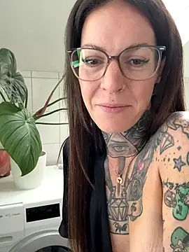 BrownieyQueen live sex cam