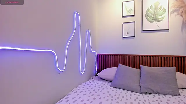 MIAROGGERS's cam snapshot