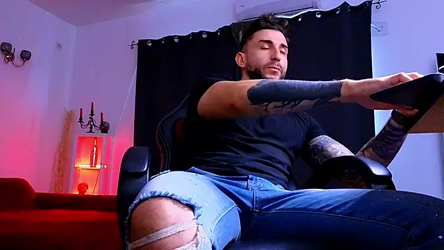 MightyAaron66 live sex cam