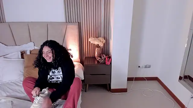 Rachell_Jamess's cam snapshot