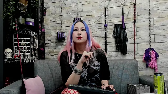 CruelMistress live sex cam