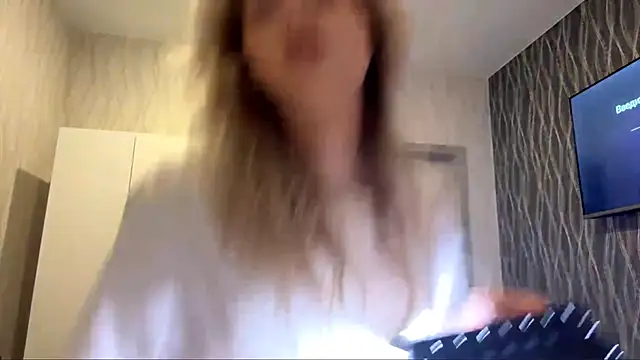 MoonlitCrystalia's cam snapshot