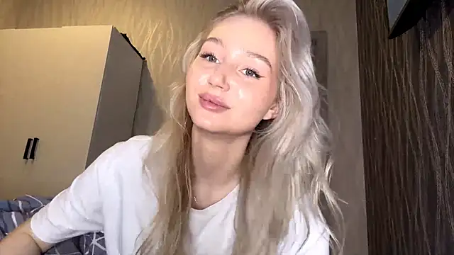 MoonlitCrystalia's cam snapshot