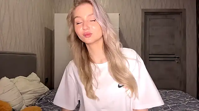 MoonlitCrystalia's cam snapshot