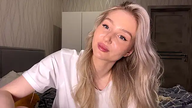 MoonlitCrystalia's cam snapshot