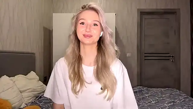 MoonlitCrystalia's cam snapshot