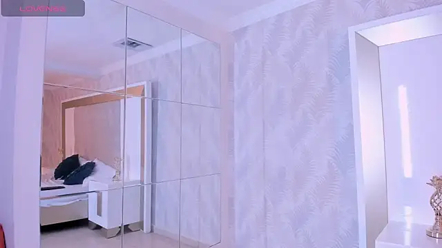 MiaBigBust's cam snapshot