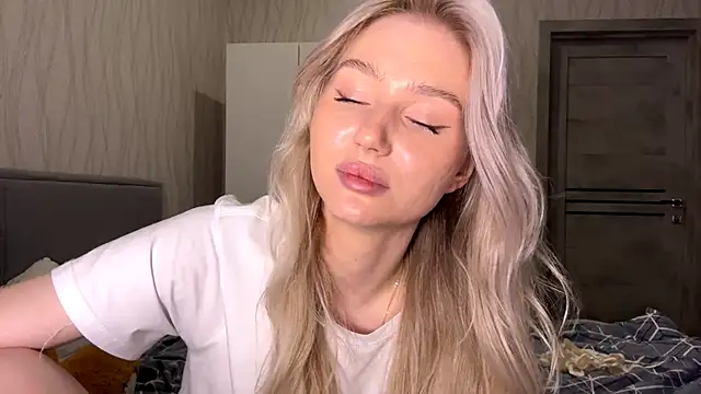 MoonlitCrystalia's cam snapshot