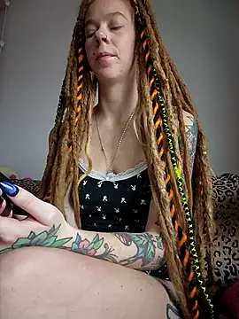 LucidLucy's cam snapshot