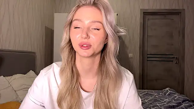 MoonlitCrystalia's cam snapshot