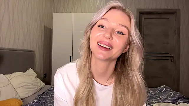 MoonlitCrystalia's cam snapshot