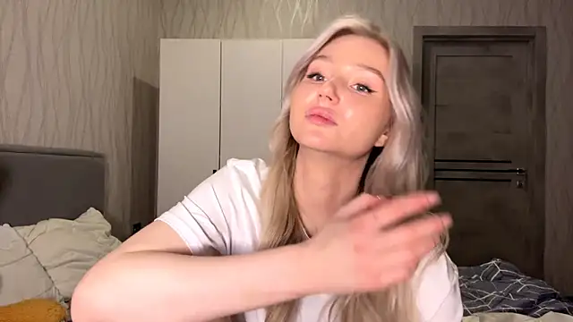 MoonlitCrystalia's cam snapshot