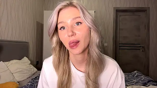 MoonlitCrystalia's cam snapshot