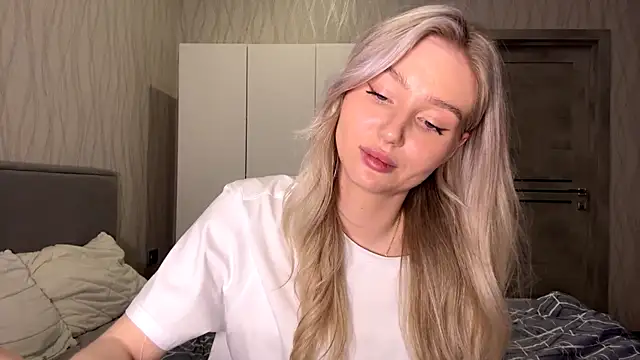 MoonlitCrystalia's cam snapshot