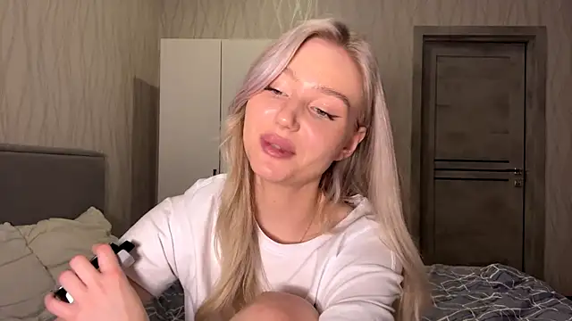 MoonlitCrystalia's cam snapshot