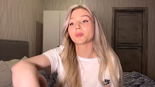 MoonlitCrystalia's cam snapshot