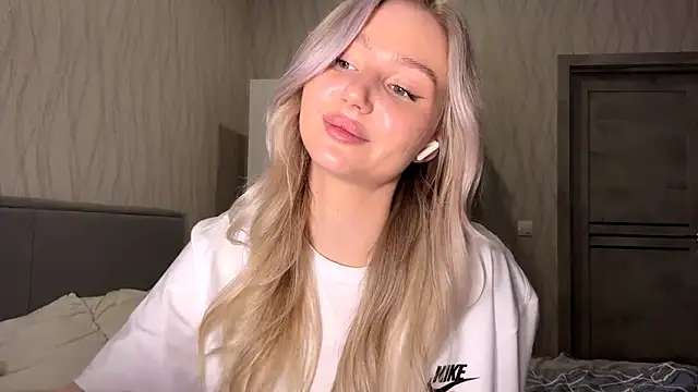 MoonlitCrystalia's cam snapshot