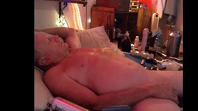 Pussyeat2please live sex cam