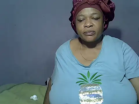 BUSTY_QUEEEN's cam snapshot