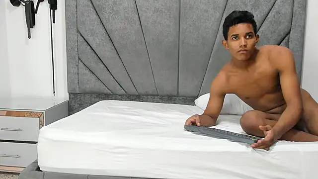 DaphnerANDrogerrr's cam snapshot