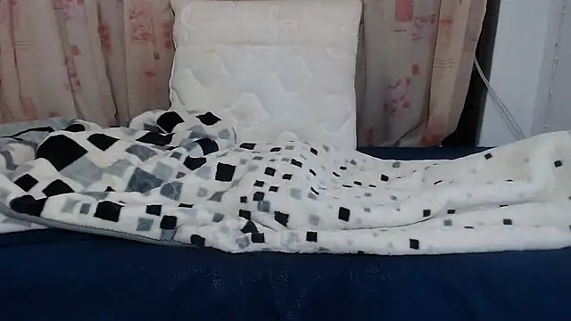 LILLYSLUTY2's cam snapshot