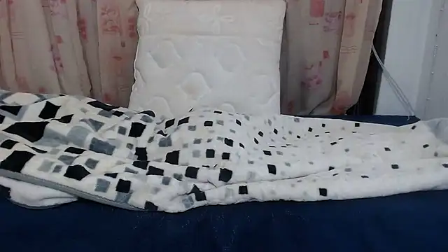 LILLYSLUTY2's cam snapshot